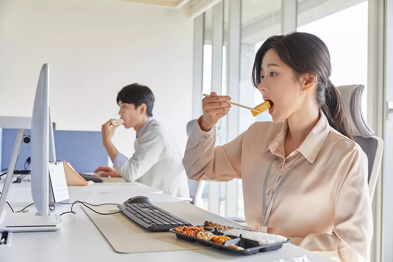 개인적인 식사가 대중화된 현대 직장인의 점심시간