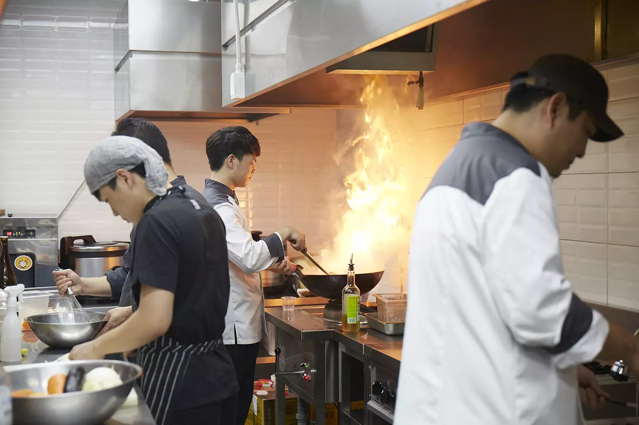 점심 구독 서비스를 준비하는 플레이팅 전용 키친